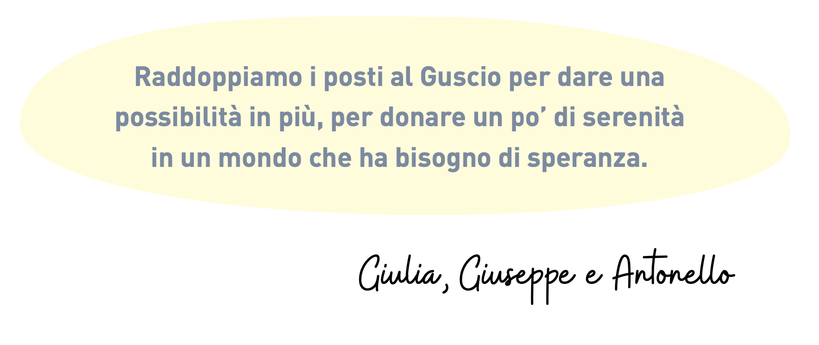 Bambino che sorride con un cagnolino