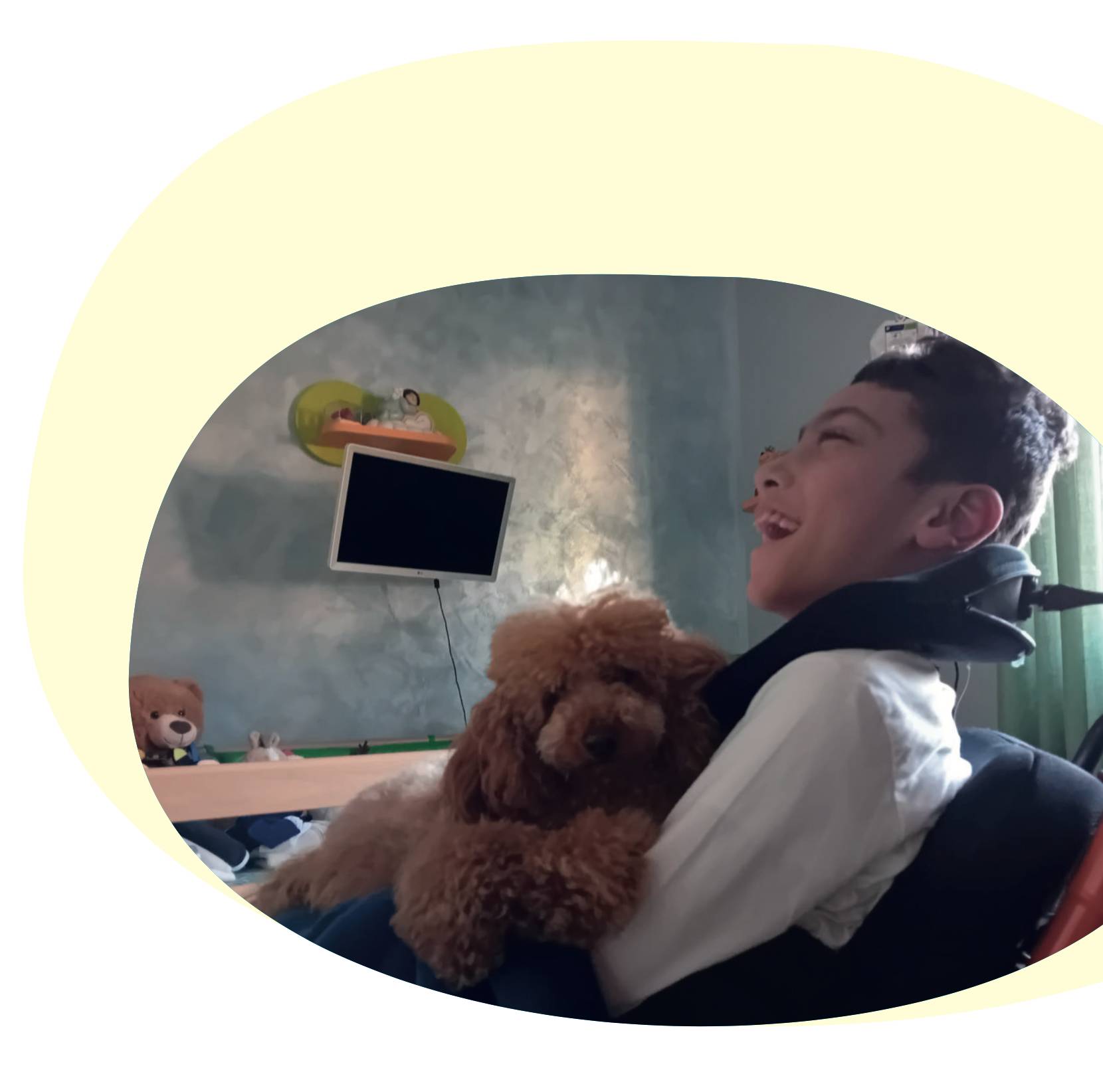 Bambino che sorride con un cagnolino