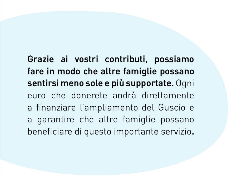 Bambino che sorride con un cagnolino