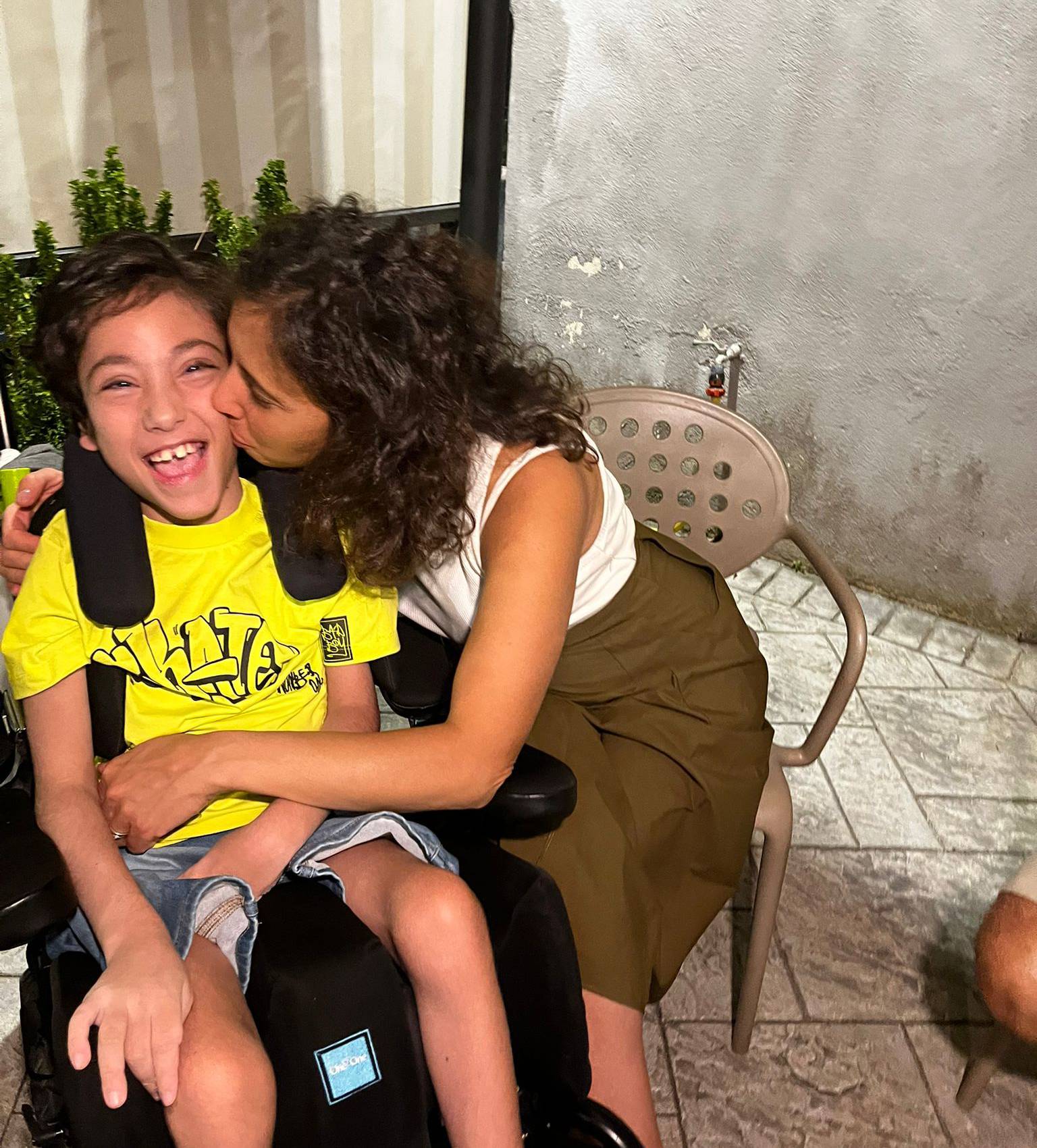 Foto persona con bambino che sorride